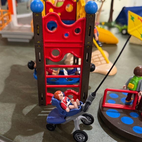Playmobil Hospital, Ambulance, Playground, Pool Outdoors, and tons extras - Picture 11 of 15